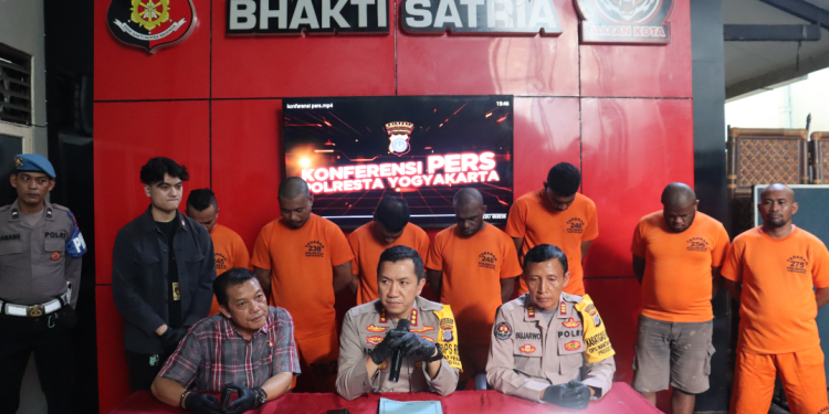 Kapolresta Yogyakarta menyampaikan rilis pengungkapan 7 Pelaku Penusukan dan Penganiayaan Santri di Prawirotaman