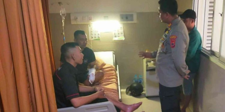 Kapolsek Gamping AKP Sandro Dwi Rahadian saat menjenguk korban pembacokan Balecatur Gamping di RS PKU Muhammadiyah Gamping