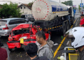 Kecelakaan beruntun terjadi di Jalan Padjajaran, Maguwoharjo melibatkan mobil mewah Peugeot yang hancur di bagian belakang setelah ditabrak truk dump