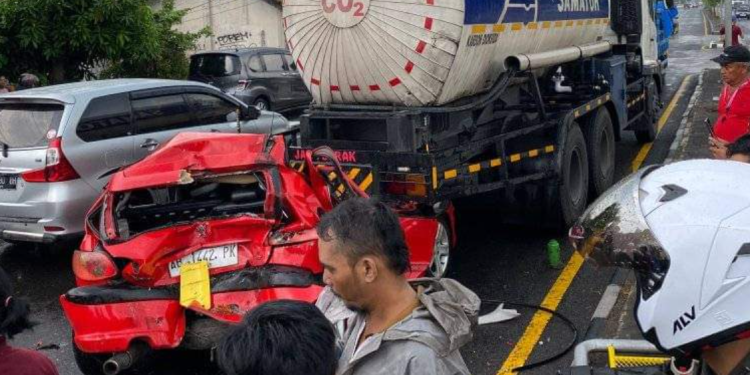 Kecelakaan beruntun terjadi di Jalan Padjajaran, Maguwoharjo melibatkan mobil mewah Peugeot yang hancur di bagian belakang setelah ditabrak truk dump