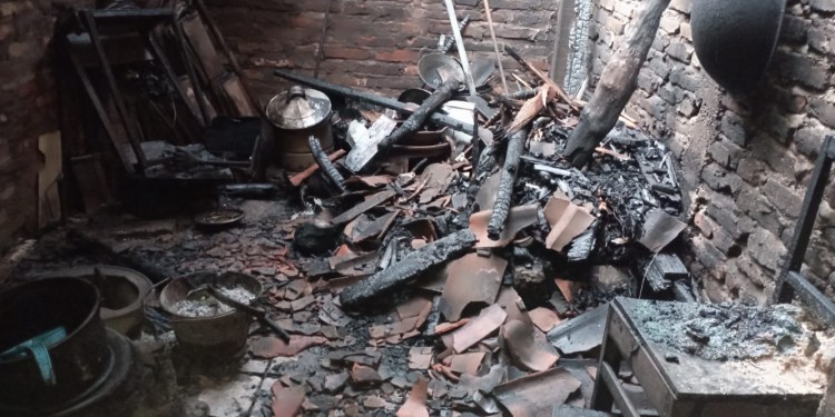 Kondisi dapur rumah milik Umar, warga Dusun Sawungan, Sumbermulyo, Bambanglipuro, usai dilanda kebakaran pada Sabtu (12/10/2024).