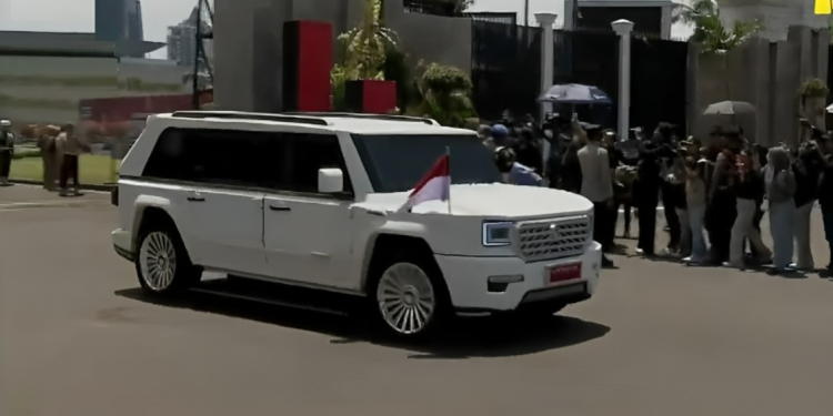 Mobil MV3 Garuda Limousine putih buatan PT Pindad yang digunakan Prabowo Subianto saat meninggalkan Gedung DPR/MPR R1