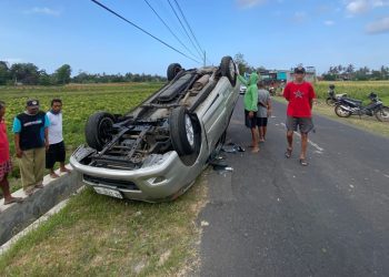 Mobil Terbalik usai menghindari sepeda kayuh