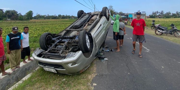 Mobil Terbalik usai menghindari sepeda kayuh