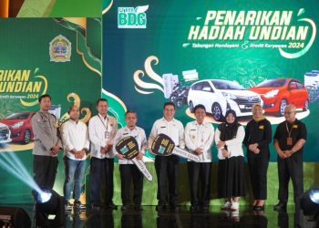 Para pemenang utama undian Tabungan Handayani dan Kredit Karyawan 2024 dari PT. BPR Bank Daerah Gunungkidul ) berfoto bersama setelah menerima hadiah berupa mobil Toyota Agya dan Calya