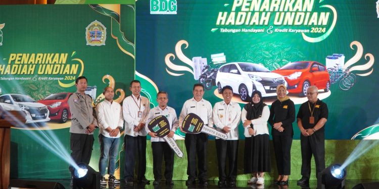 Para pemenang utama undian Tabungan Handayani dan Kredit Karyawan 2024 dari PT. BPR Bank Daerah Gunungkidul ) berfoto bersama setelah menerima hadiah berupa mobil Toyota Agya dan Calya