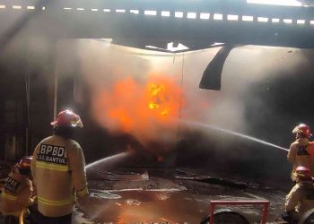 Pemadam Kebakaran Sedang berusaha memadamkan Kebakaran ruang oven pengeringan kayu jati milik CV. Jati Lestari