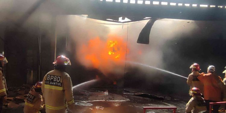 Pemadam Kebakaran Sedang berusaha memadamkan Kebakaran ruang oven pengeringan kayu jati milik CV. Jati Lestari