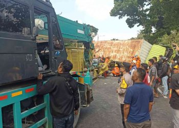 Petugas Gabungan gunakan Alat Berat untuk Evakuasi Truk Pasca Kecelakaan di Sedayu