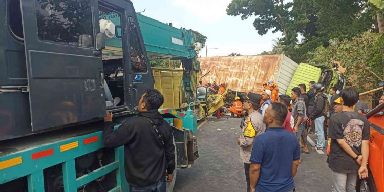 Petugas Gabungan gunakan Alat Berat untuk Evakuasi Truk Pasca Kecelakaan di Sedayu