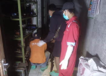 Petugas Inafis Polres Bantul bersama tim medis melakukan pemeriksaan di tempat kejadian perkara, rumah korban di Pleret, Bantul, Minggu (6-10-2024).