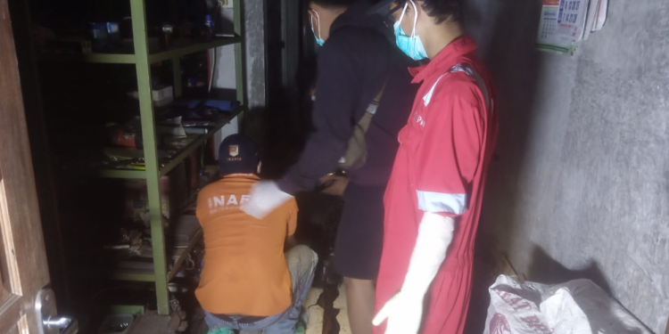 Petugas Inafis Polres Bantul bersama tim medis melakukan pemeriksaan di tempat kejadian perkara, rumah korban di Pleret, Bantul, Minggu (6-10-2024).