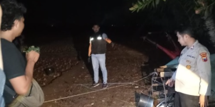 Petugas Kepolisian melihat lokasi 3 pria tersambar petir di Kebumen