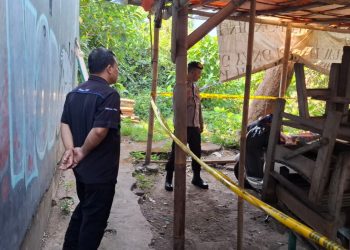 Petugas Kepolisian sedang mengamankan lokasi penemuan mayat di Sleman