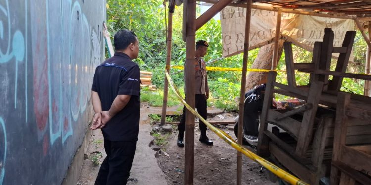 Petugas Kepolisian sedang mengamankan lokasi penemuan mayat di Sleman