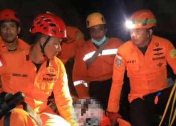 Petugas Terkait sedang melakukan efakuasi korban