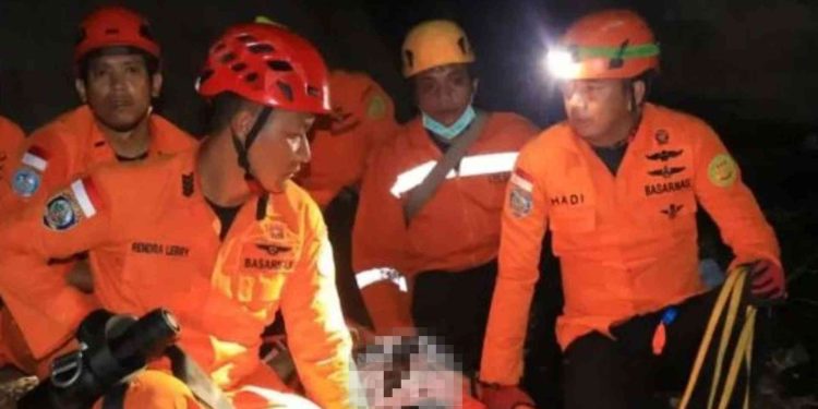 Petugas Terkait sedang melakukan efakuasi korban