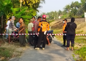 Petugas melakukan evakuasi di lokasi kejadian