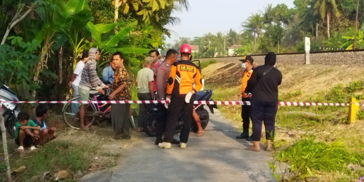 Petugas melakukan evakuasi di lokasi kejadian