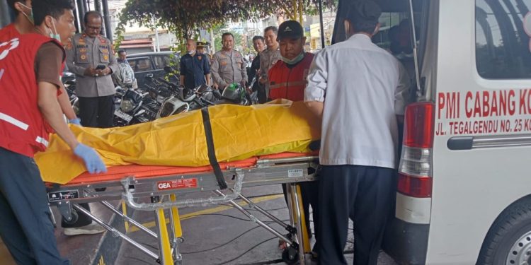 Petugas mengevakuasi jenazah korban kecelakaan lift barang di Toko Cat Klitren, Gondokusuman, Yogyakarta