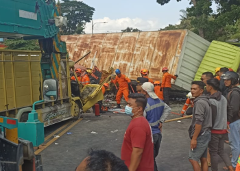 Petugas penyelamat sedang mengevakuasi korban dari kecelakaan beruntun yang melibatkan empat truk di Jalan Yogya-Wates, Sedayu, Bantul