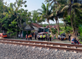 Petugas terkait sedang melakukan evakuasi korban tertemper kereta api di Kulon Progo