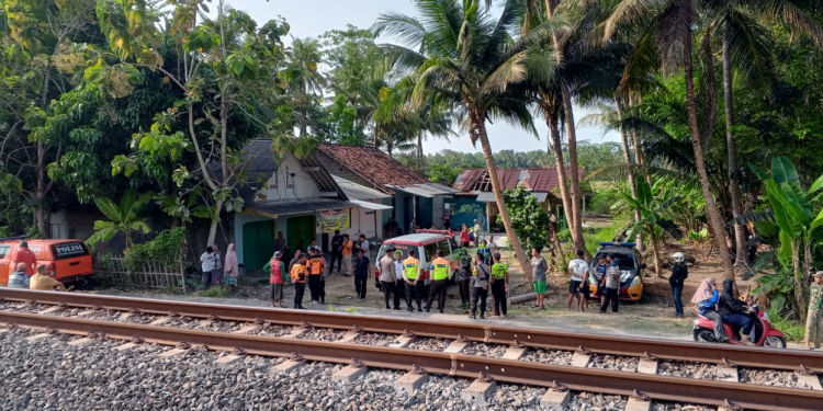 Petugas terkait sedang melakukan evakuasi korban tertemper kereta api di Kulon Progo