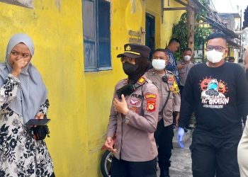 Petugas terkait sedang melakukan evakuasi penemuan mayat di Kadipaten Kraton Yogyakarta