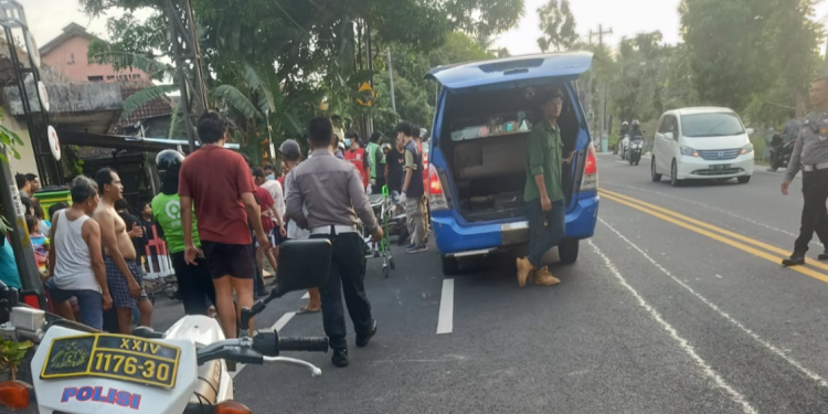 Pihak Kepolisian sedang melakukan evakuasi korban kecelakaan di depan Masjid Agung Wates