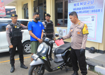 Polisi menunjukkan barang bukti sepeda motor yang digelapkan oleh pelaku saat konferensi pers di Mapolres Bantul