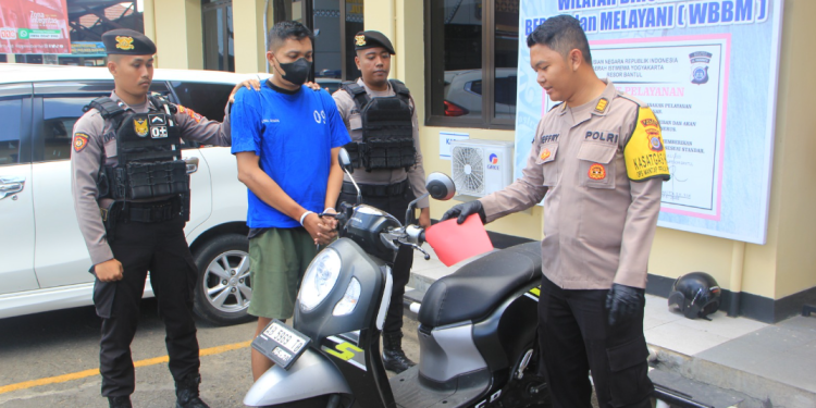 Polisi menunjukkan barang bukti sepeda motor yang digelapkan oleh pelaku saat konferensi pers di Mapolres Bantul