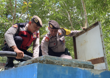 Polisi sedang memberikan bantuan air bersih