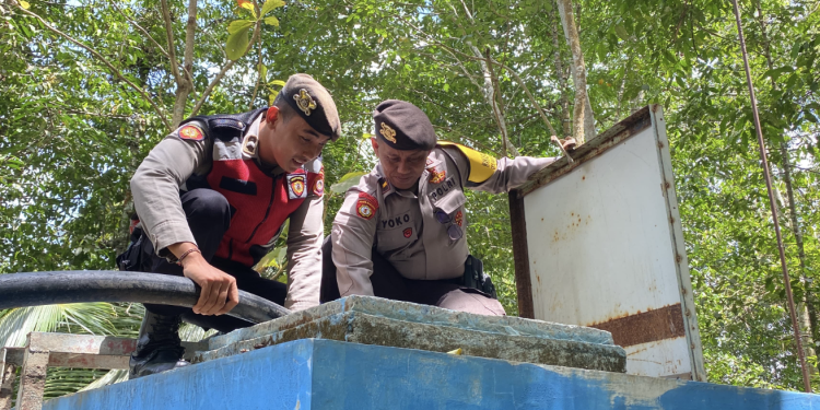 Polisi sedang memberikan bantuan air bersih