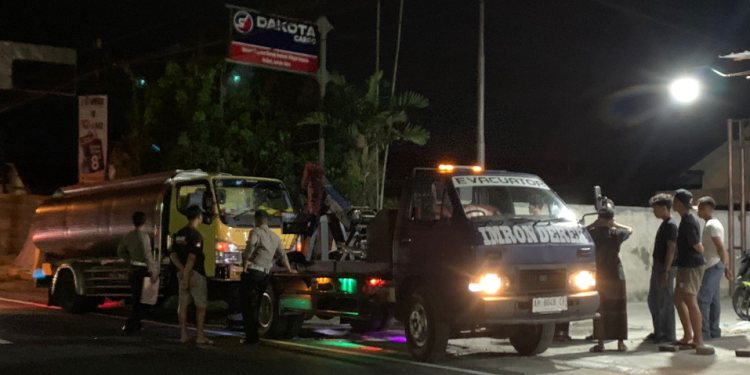 Polisi sedang mengamankan kendaraan terlibat kecelakaan