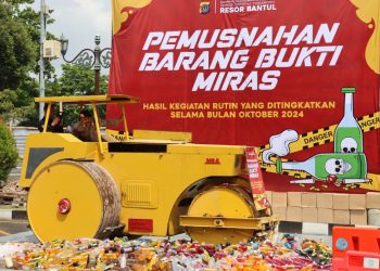 Polres Bantul memusnahkan Ribuan Botol Miras hasil Razia di Halaman Polres Bantul