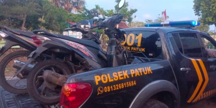 Polres Patuk Membawa 2 Kendaraan yang terlibat kecelakaan