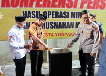 Polresta Yogyakarta memusnahkan ribuan botol miras hasil Operasi Polresta Yogyakarta
