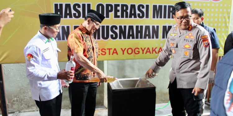 Polresta Yogyakarta memusnahkan ribuan botol miras hasil Operasi Polresta Yogyakarta