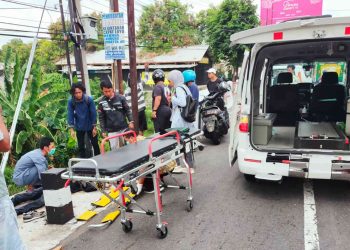 Proses Evakuasi Pengendara Motor Jatuh Ke sungai