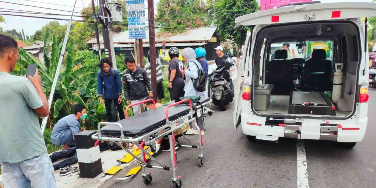 Proses Evakuasi Pengendara Motor Jatuh Ke sungai