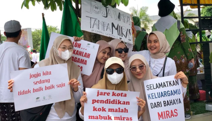 Santri sedang melakukan orasi di depan polda DIY