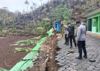 Tembok Puskesmas Tepus II roboh akibar di guyur hujan