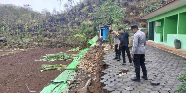Tembok Puskesmas Tepus II roboh akibar di guyur hujan