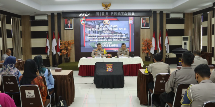 Tim Puslitbang Polri yang dipimpin oleh Kombes Pol. Cahyo Widagdo, S.St, M.K., sedang melakukan penelitian di Polres Bantul untuk meningkatkan kepercayaan publik dan memperkuat peran Polri dalam pengejaran buronan dan pengungkapan kejahatan