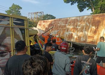 Tim Terkait melakukan Evakuasi kecelakaan 3 kendaraan di Sedayu Bantul