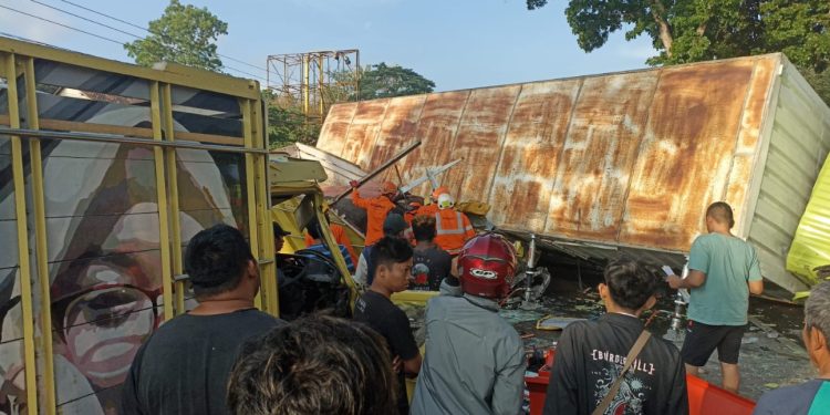 Tim Terkait melakukan Evakuasi kecelakaan 3 kendaraan di Sedayu Bantul