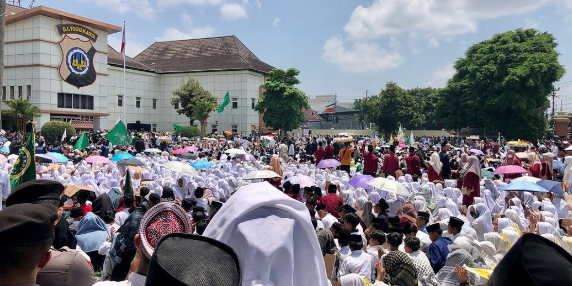 Ribuan santri dari berbagai podok pesantren memadati polda DIY