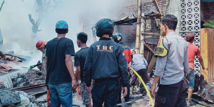 kebakaran tempat penyimpanan barang bekas di Sumberagung Jetis Bantul