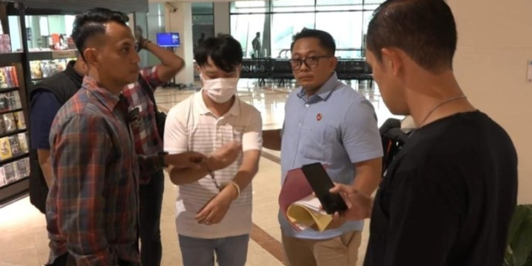 Ivan Sugiamto saat ditangkap di Bandara Juanda