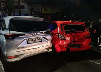 Kondisi Mobil Tertabrak Sepeda Motor Motor Kawasaki Z250 di Jl. Urip Sumiharjo Gondokusuman kota Yogyakarta